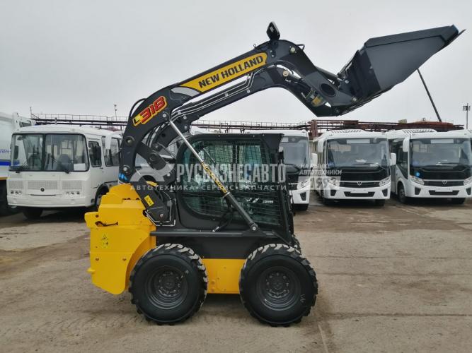 New Holland L318 с поднятым ковшом