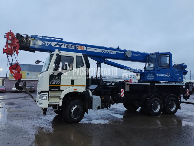 Купить КС 55713-9В-1 автокран 25т.(FAW-3250) ОВОИД колесная формула 6х6 в компании Русбизнесавто - изображение 1
