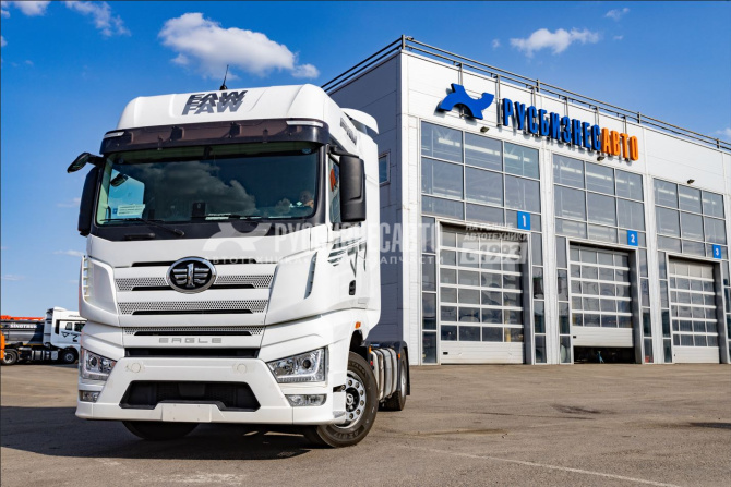 Купить FAW J7 тягач 4х2 комплектация 2024 в компании Русбизнесавто - изображение 1