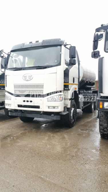 Купить АЦ пищевая FAW 3250 (6х6)  (9,4 м3, 3 отс, нерж/нерж, насос НЦС-50-7,1-20 в подогрев. отсеке) в компании Русбизнесавто - изображение 0