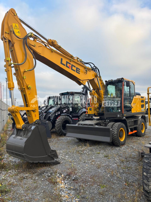 Купить Экскаватор колесный LGCE E7220H (Двухпоточная гидролиния (X3)) в компании Русбизнесавто - изображение 0