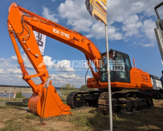 Купить Экскаватор одноковшовый ДСТ-Урал EG-220 в компании Русбизнесавто - изображение 1