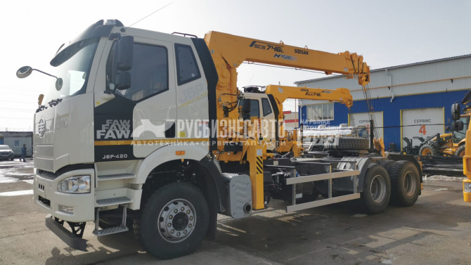 Купить КМУ Тягач FAW 3250 (6*4, Евро-5) + SOOSAN SCS746L верх.упр. СПМ в компании Русбизнесавто - изображение 0