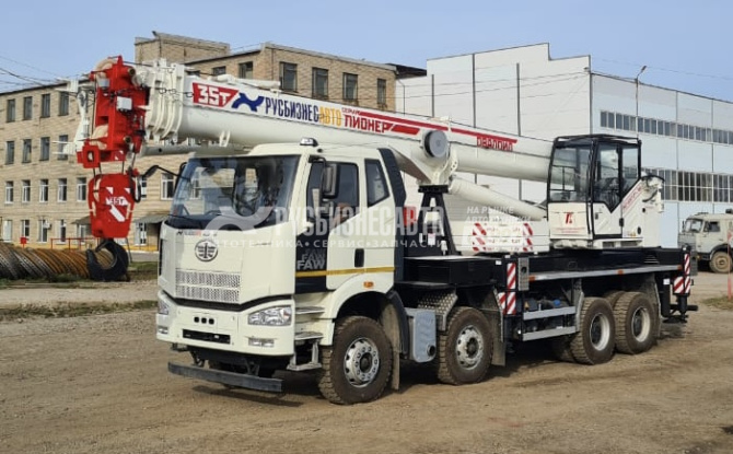 Купить КС 55721-7В автокран 35 т., с гуськом и доп. противовесом  (FAW-3310) ОВАЛОИД колесная формула 8х4 в компании Русбизнесавто - изображение 1
