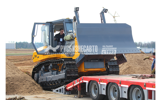 Купить Бульдозер ДСТ-Урал D12 ДС (дорожное строительство) габаритный с РАТ отвалом – 21,2 тонны в компании Русбизнесавто - изображение 0