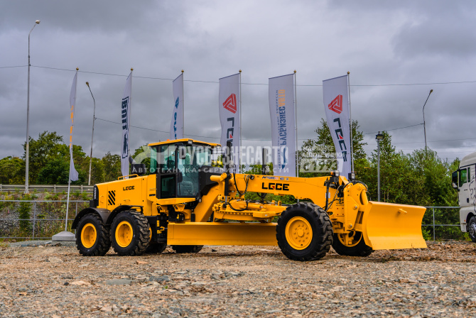 Купить Автогрейдер LGCE G9220F AWD (АПН, полный привод, передний отвал, средний отвал) в компании Русбизнесавто - изображение 1