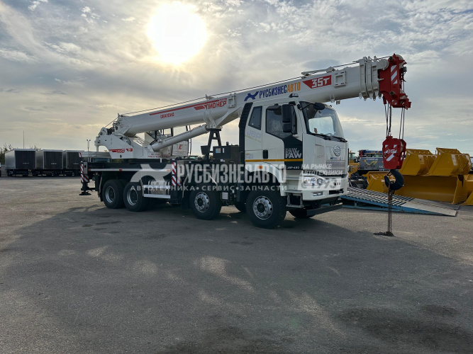 Купить КС 55721-7В ПИОНЕР автокран 35 т., с гуськом (FAW-3310) ОВАЛОИД колесная формула 8х4 в компании Русбизнесавто - изображение 0