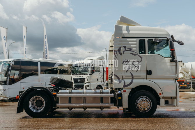 Купить Тягач SITRAK C7H MAX 4x2 ( ZZ4186V391HE ) / без АДР и КОМ в компании Русбизнесавто - изображение 4
